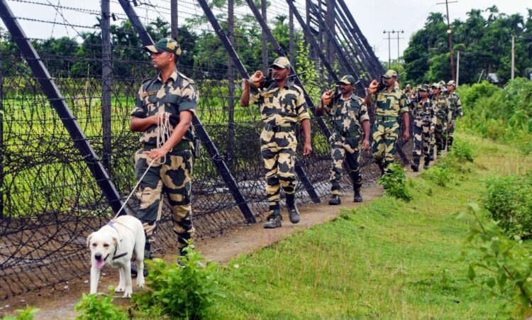 बांग्लादेशी तस्करों ने भारतीय क्षेत्र में बीएसएफ पर हमला किया, 1 घुसपैठिया मारा गया- 2 हफ्ते में दूसरी घटना