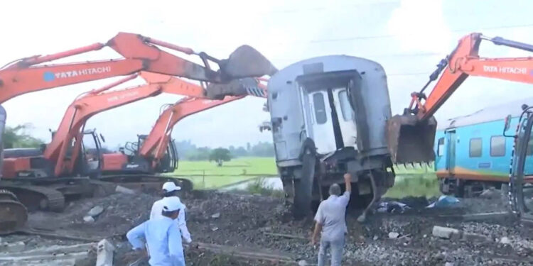 मैसूर-दरभंगा ट्रेन दुर्घटना: मार्ग परिवर्तन, रद्दीकरण और हेल्पलाइन नंबर की घोषणा