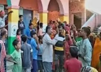 वायरल वीडियो: बिहार के हेडमास्टर को स्कूल के रसोइये के साथ रंगे हाथ पकड़ा गया, पत्नी ने कक्षा में आकर की मारपीट