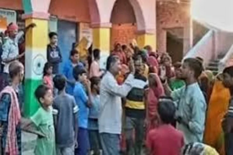 वायरल वीडियो: बिहार के हेडमास्टर को स्कूल के रसोइये के साथ रंगे हाथ पकड़ा गया, पत्नी ने कक्षा में आकर की मारपीट