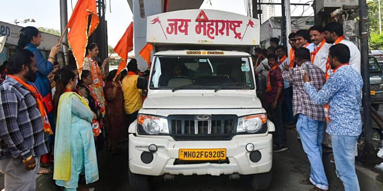 शिंदे सरकार की 11वें घंटे में मुंबई टोल माफी के पीछे एक दशक पुरानी राजनीति और एक 'त्रुटिपूर्ण' अनुबंध है