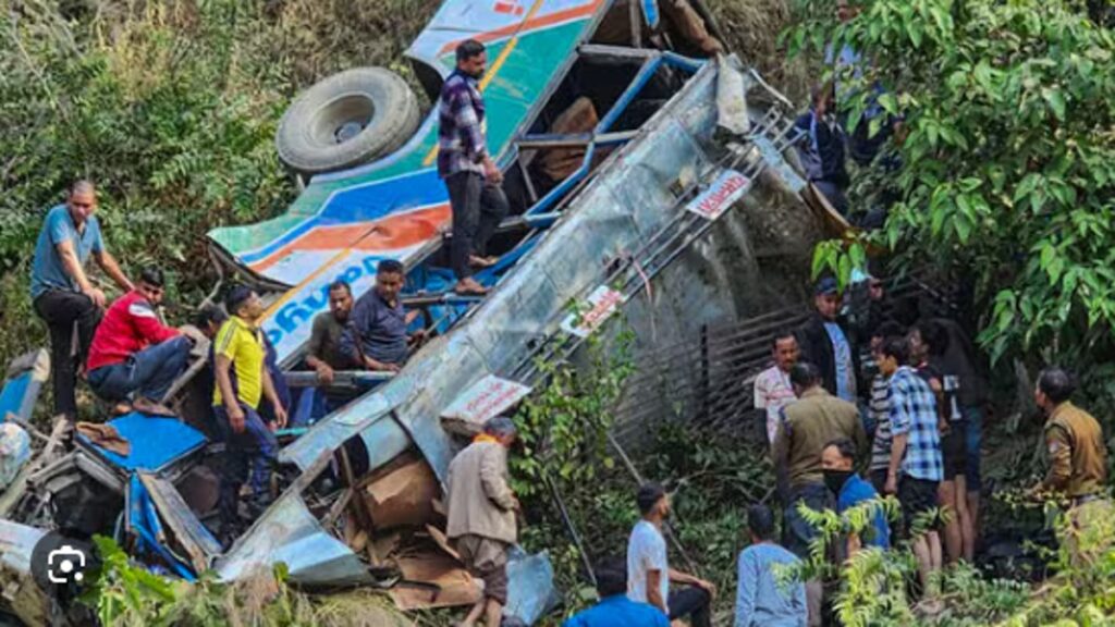 उत्तराखंड के अल्मोडा में बस खाई में गिरने से 23 लोगों की मौत