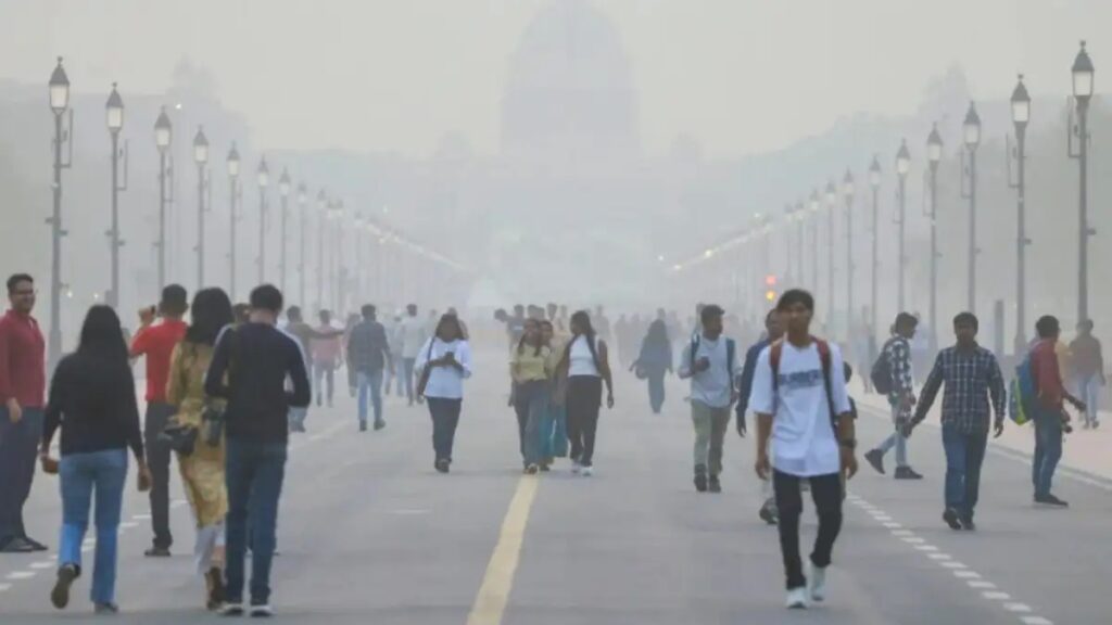 दिल्ली की वायु गुणवत्ता 'गंभीर' बनी हुई है, शहर में धुंध की चादर, AQI 404 तक पहुंचा