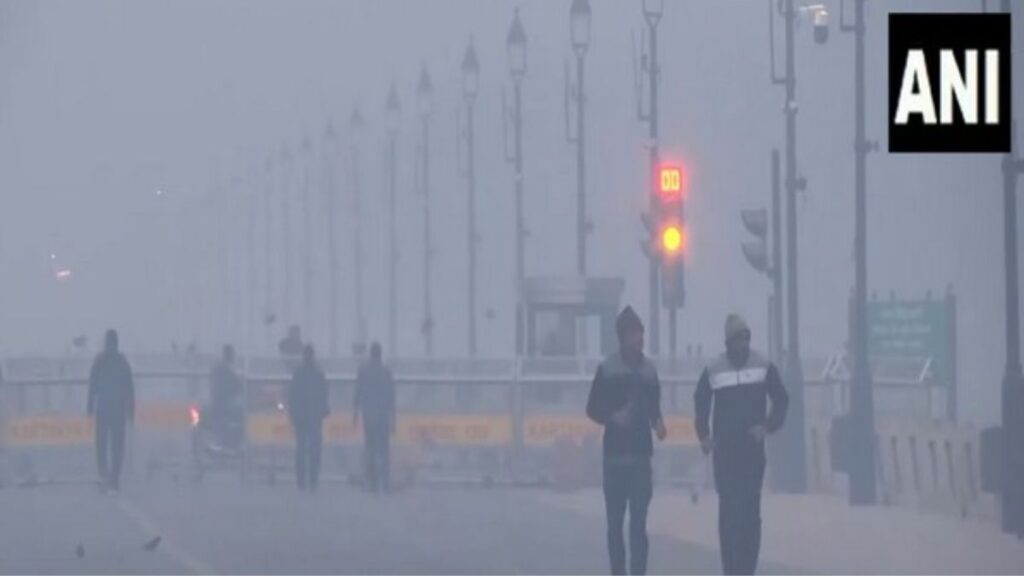 दिल्ली की वायु गुणवत्ता फिर 'गंभीर' श्रेणी में पहुंची; AQI के निम्न स्तर पर पहुंचने के कारण धुंध के कारण दृश्यता कम हो जाती है