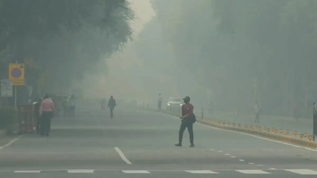 दिल्ली की वायु गुणवत्ता में थोड़ा सुधार हुआ लेकिन खतरनाक स्तर पर बनी हुई है, AQI 381 पर है