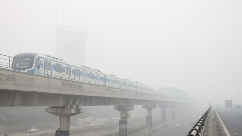 दिल्ली प्रदूषण संकट: AQI के 'गंभीर' स्तर पर पहुंचने के कारण 50% सरकारी कर्मचारी घर से काम कर रहे हैं