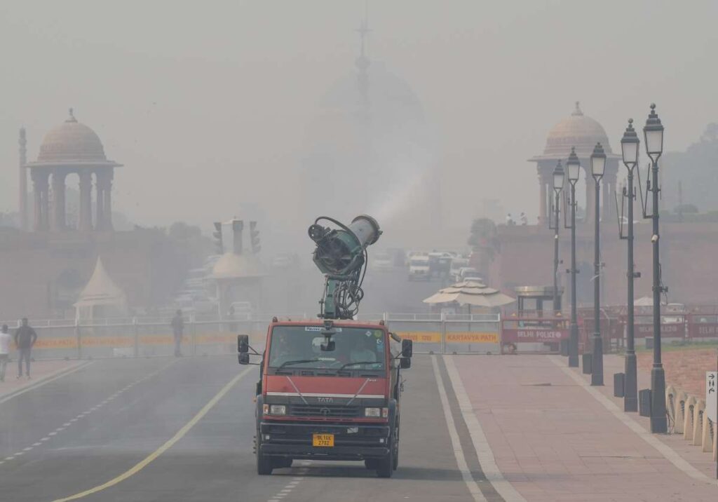 दिल्ली वायु प्रदूषण: AQI बहुत खराब बना हुआ है, निवासियों ने स्वास्थ्य समस्याओं की शिकायत की है