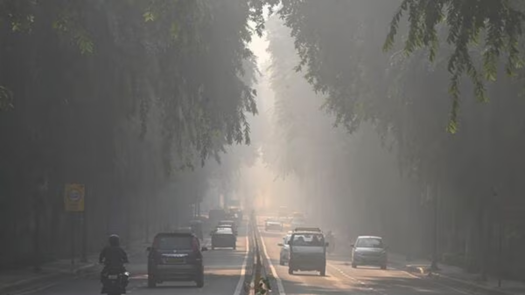 धुंध से ठिठुर रही दिल्ली: खतरनाक AQI स्तर, उड़ानों में देरी, स्कूल बंद करने की मांग