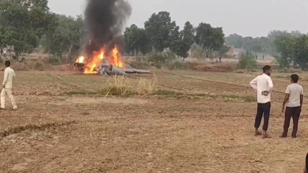 फायरबॉल क्लोज कॉल: वायु सेना की जांच के बीच पायलटों के सुरक्षित निकलने पर मिग-29 आगरा में क्रैश लैंड