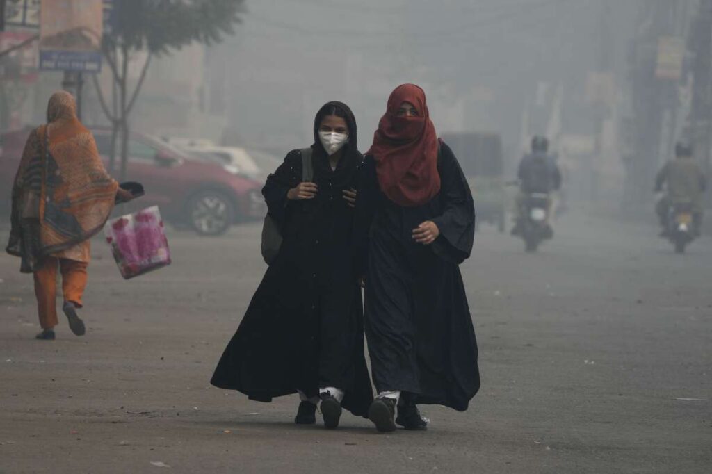 वायु प्रदूषण की स्थिति खराब होने के कारण दिल्ली सरकार ने 10वीं और 12वीं की शारीरिक कक्षाएं निलंबित कर दीं, जिन्हें ऑनलाइन स्थानांतरित किया जाएगा