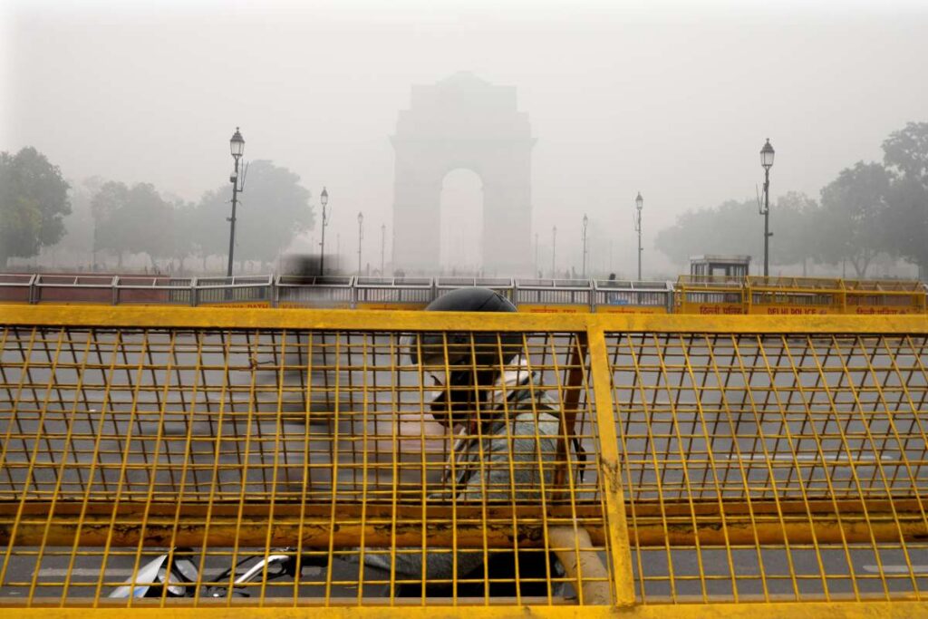 वायु प्रदूषण: 10वीं, 12वीं के छात्रों के फेफड़े अलग? SC ने राज्यों से शारीरिक कक्षाएं रोकने को कहा