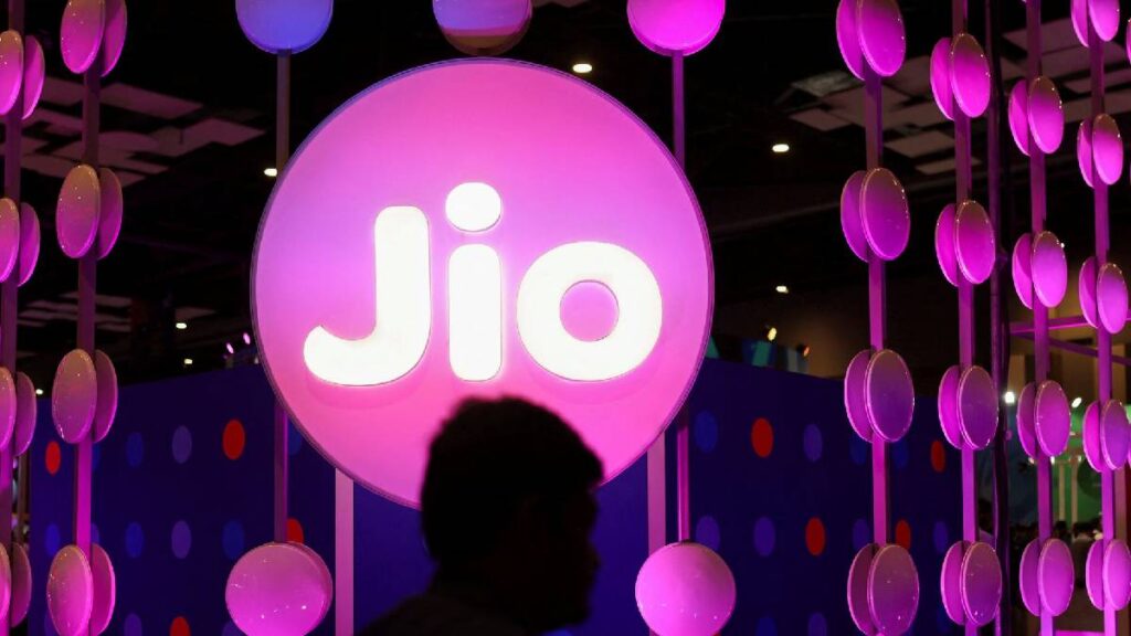 Jio का 28-दिवसीय प्लान एयरटेल और बीएसएनएल से बेहतर प्रदर्शन करता है, असीमित डेटा के साथ Zee5, SonyLIV और भी बहुत कुछ प्रदान करता है