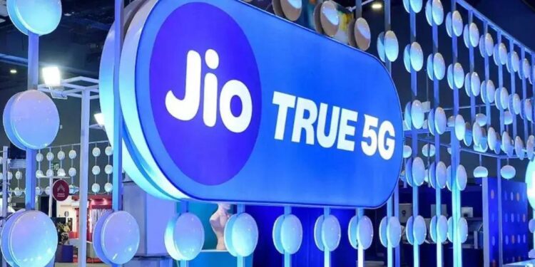 Jio का नया 11 रुपये का रिचार्ज प्लान अनलिमिटेड इंटरनेट ऑफर करता है, जो एयरटेल और बीएसएनएल को चुनौती देता है