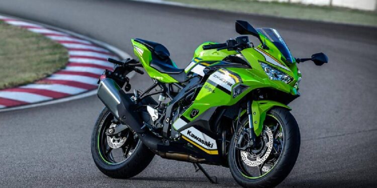 कावासाकी ZX 4R 2025 मॉडल भारत में 8.79 लाख रुपये में लॉन्च हुआ