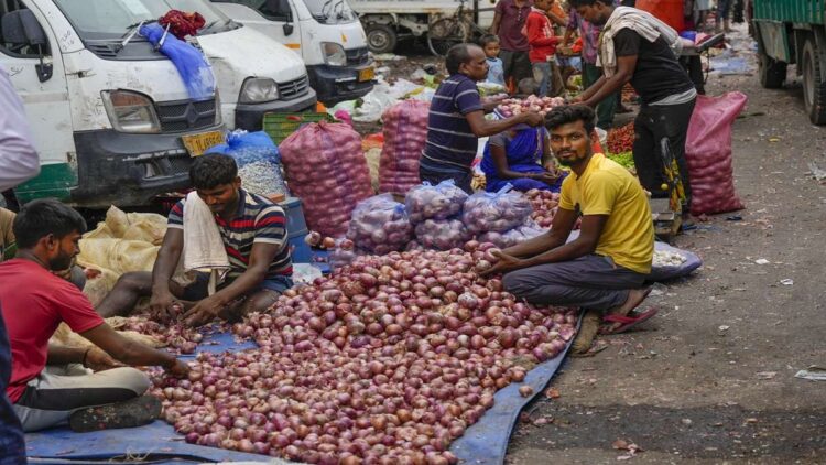 खुदरा आंकड़ों के अनुसार अक्टूबर में थोक मुद्रास्फीति बढ़कर 2.36 प्रतिशत हो गई, भोजन की कीमतें 11.59 प्रतिशत बढ़ीं