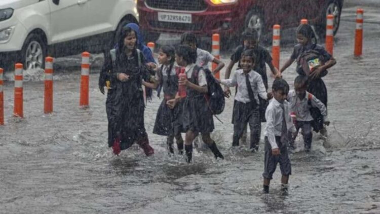 चेन्नई में भारी बारिश के कारण शहर और आसपास के जिलों में स्कूलों की छुट्टी घोषित कर दी गई है