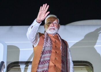 तीन देशों की यात्रा समाप्त करने के बाद पीएम मोदी भारत के लिए विमान से रवाना हुए