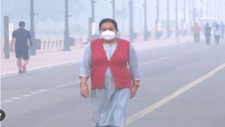 दिल्ली: AQI 364 पर, निवासियों को सांस लेने में दिक्कत