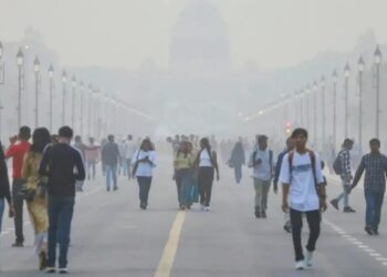 दिल्ली की वायु गुणवत्ता 'गंभीर' बनी हुई है, शहर में धुंध की चादर, AQI 404 तक पहुंचा