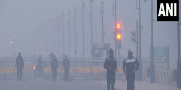 दिल्ली की वायु गुणवत्ता फिर 'गंभीर' श्रेणी में पहुंची; AQI के निम्न स्तर पर पहुंचने के कारण धुंध के कारण दृश्यता कम हो जाती है