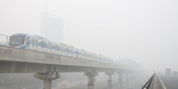 दिल्ली प्रदूषण संकट: AQI के 'गंभीर' स्तर पर पहुंचने के कारण 50% सरकारी कर्मचारी घर से काम कर रहे हैं