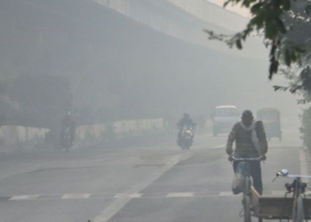 दिल्ली फिर से ठिठुरी: शहर में 'गंभीर' धुंध छाई, AQI के खतरनाक स्तर पर पहुंचने पर स्कूलों में हाई अलर्ट