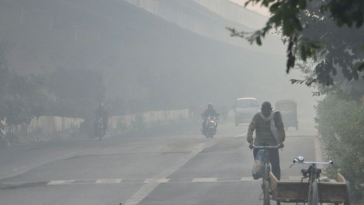 दिल्ली फिर से ठिठुरी: शहर में 'गंभीर' धुंध छाई, AQI के खतरनाक स्तर पर पहुंचने पर स्कूलों में हाई अलर्ट