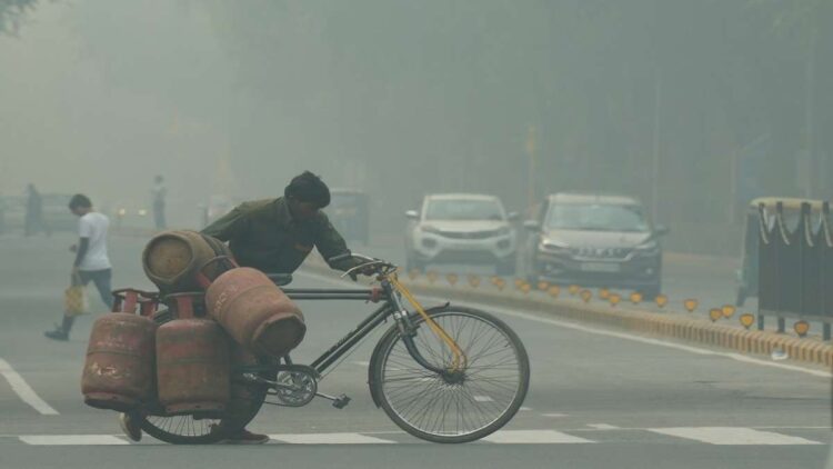 दिल्ली वायु प्रदूषण: एनसीआर में 56 निर्माण स्थल बंद, 54,000 से अधिक वाहनों पर जुर्माना