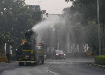 दिल्ली वायु प्रदूषण: शहर में धुंध छाने से दृश्यता कम होने से 22 ट्रेनें विलंबित, 8 उड़ानें डायवर्ट की गईं