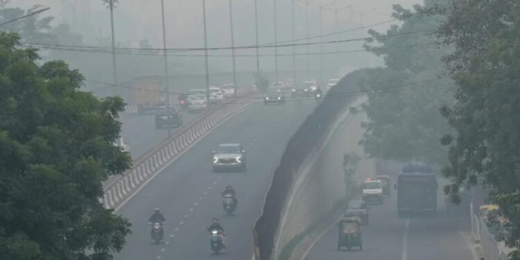 धुंध की चादर से ढका शहर, दिल्ली में हवा की गुणवत्ता 'गंभीर' श्रेणी में बनी हुई है यहां AQI जांचें