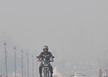 धुंध भरी सुबह में दिल्ली का AQI 281 तक पहुंच गया, हवा की गुणवत्ता में थोड़ा सुधार हुआ