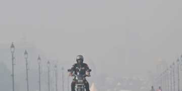 धुंध भरी सुबह में दिल्ली का AQI 281 तक पहुंच गया, हवा की गुणवत्ता में थोड़ा सुधार हुआ