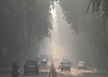 धुंध से ठिठुर रही दिल्ली: खतरनाक AQI स्तर, उड़ानों में देरी, स्कूल बंद करने की मांग