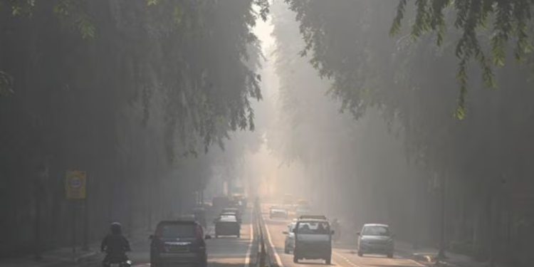 धुंध से ठिठुर रही दिल्ली: खतरनाक AQI स्तर, उड़ानों में देरी, स्कूल बंद करने की मांग