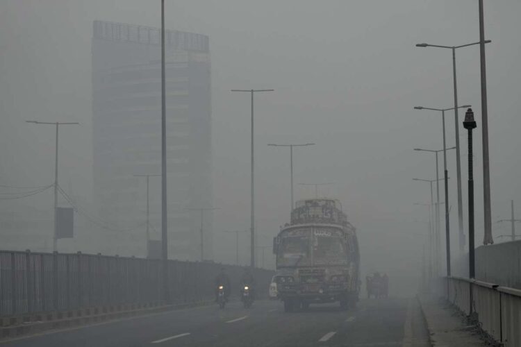 पाकिस्तान ने लाहौर में अत्यधिक वायु प्रदूषण के लिए भारत को जिम्मेदार ठहराया, मुद्दे को सुलझाने के लिए नई दिल्ली के साथ बातचीत की योजना बनाई