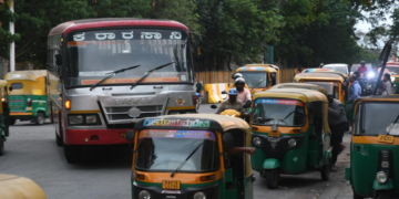 बेंगलुरू की महिला की ऑटो यात्रा रहस्यमय बैकसीट आश्चर्य के साथ अप्रत्याशित मोड़ लेती है