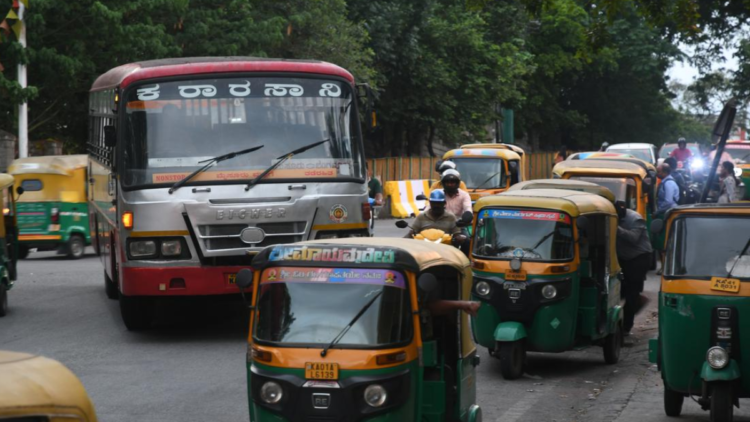 बेंगलुरू की महिला की ऑटो यात्रा रहस्यमय बैकसीट आश्चर्य के साथ अप्रत्याशित मोड़ लेती है