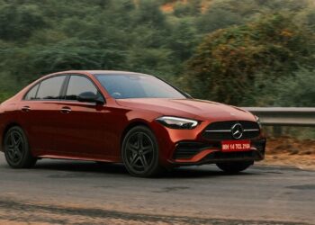 मर्सिडीज-बेंज C300 AMG लाइन की समीक्षा: C से या C से नहीं?