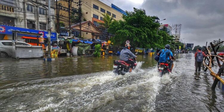 मौसम अपडेट: बंगाल की खाड़ी के ऊपर दबाव तेज हो गया है, तमिलनाडु, पुडुचेरी और आंध्र प्रदेश के लिए भारी बारिश की चेतावनी