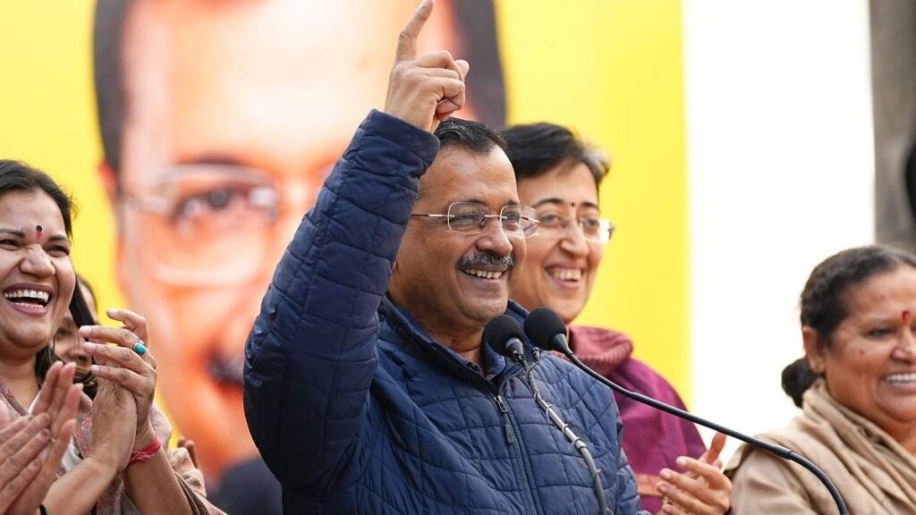 केजरीवाल ने 2025 के दिल्ली विधानसभा चुनावों के लिए AAP का तुरुप का पत्ता खेला: महिलाओं को 2,100 रुपये मासिक भुगतान