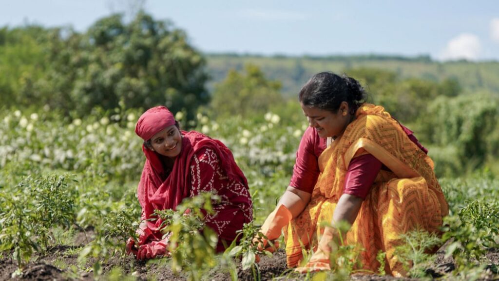 कैसे लिंग-समावेशी एग्रीटेक महिला किसानों को सशक्त बना रहा है