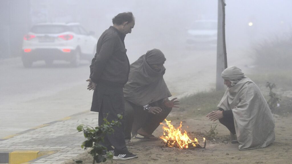 दिल्ली मौसम अपडेट: तापमान में गिरावट के साथ लोगों की सुबह ठंडी रही, AQI 'खराब' श्रेणी में