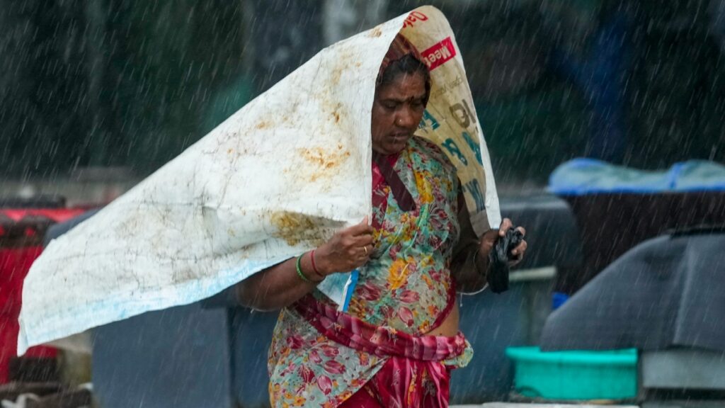 बारिश के बाद दिल्ली की वायु गुणवत्ता में सुधार, AQI 'बहुत खराब' से घटकर 'खराब' पर पहुंचा