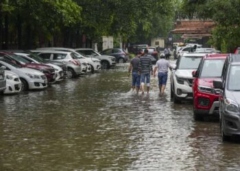 दिल्ली में बारिश: ट्रैफिक जाम, कई इलाकों में जलभराव की खबर, आईएमडी ने कल तक आंधी की भविष्यवाणी की