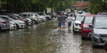 दिल्ली में बारिश: ट्रैफिक जाम, कई इलाकों में जलभराव की खबर, आईएमडी ने कल तक आंधी की भविष्यवाणी की