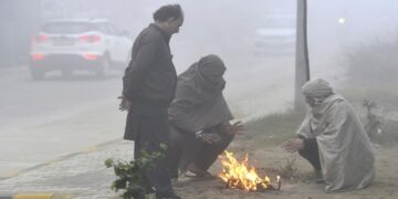 दिल्ली मौसम अपडेट: तापमान में गिरावट के साथ लोगों की सुबह ठंडी रही, AQI 'खराब' श्रेणी में