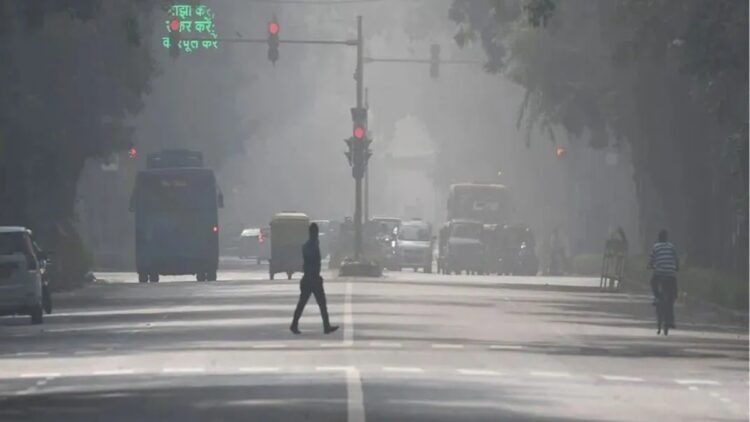 दिल्ली मौसम अपडेट: तापमान में भारी गिरावट, AQI 'खराब' श्रेणी में बना हुआ है | आईएमडी के पूर्वानुमानों की जाँच करें