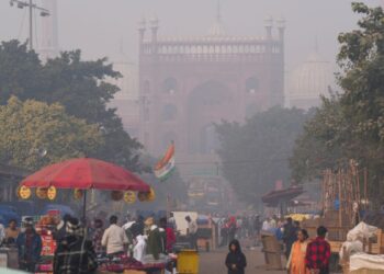 दिल्ली मौसम अपडेट: शीत लहर के बीच शहर का तापमान 9 डिग्री सेल्सियस, AQI 'खराब' बना हुआ है