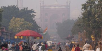 दिल्ली मौसम अपडेट: शीत लहर के बीच शहर का तापमान 9 डिग्री सेल्सियस, AQI 'खराब' बना हुआ है