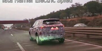 पूरी तरह से छलावरण वाली Tata Harrier परीक्षण के दौरान देखी गई - EV संस्करण?